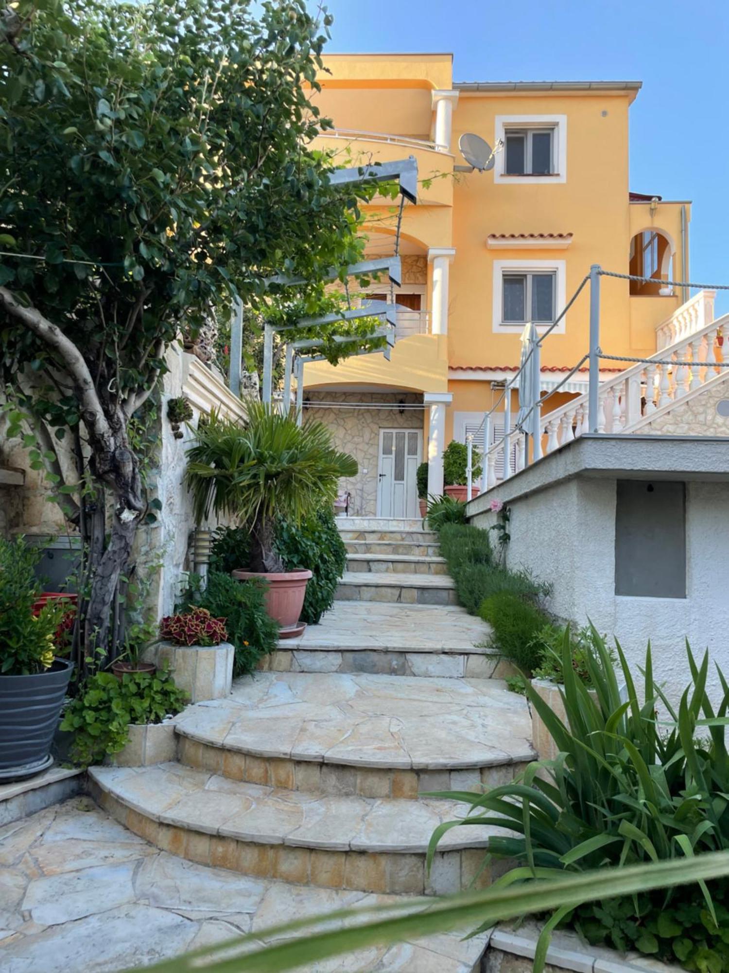Apartment Ra *